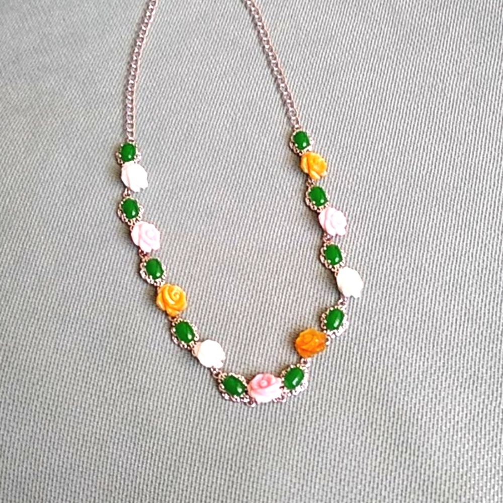 💛💚 BEAUTIFUL JADE AND MOTHER OF PEARL NECKLACE
